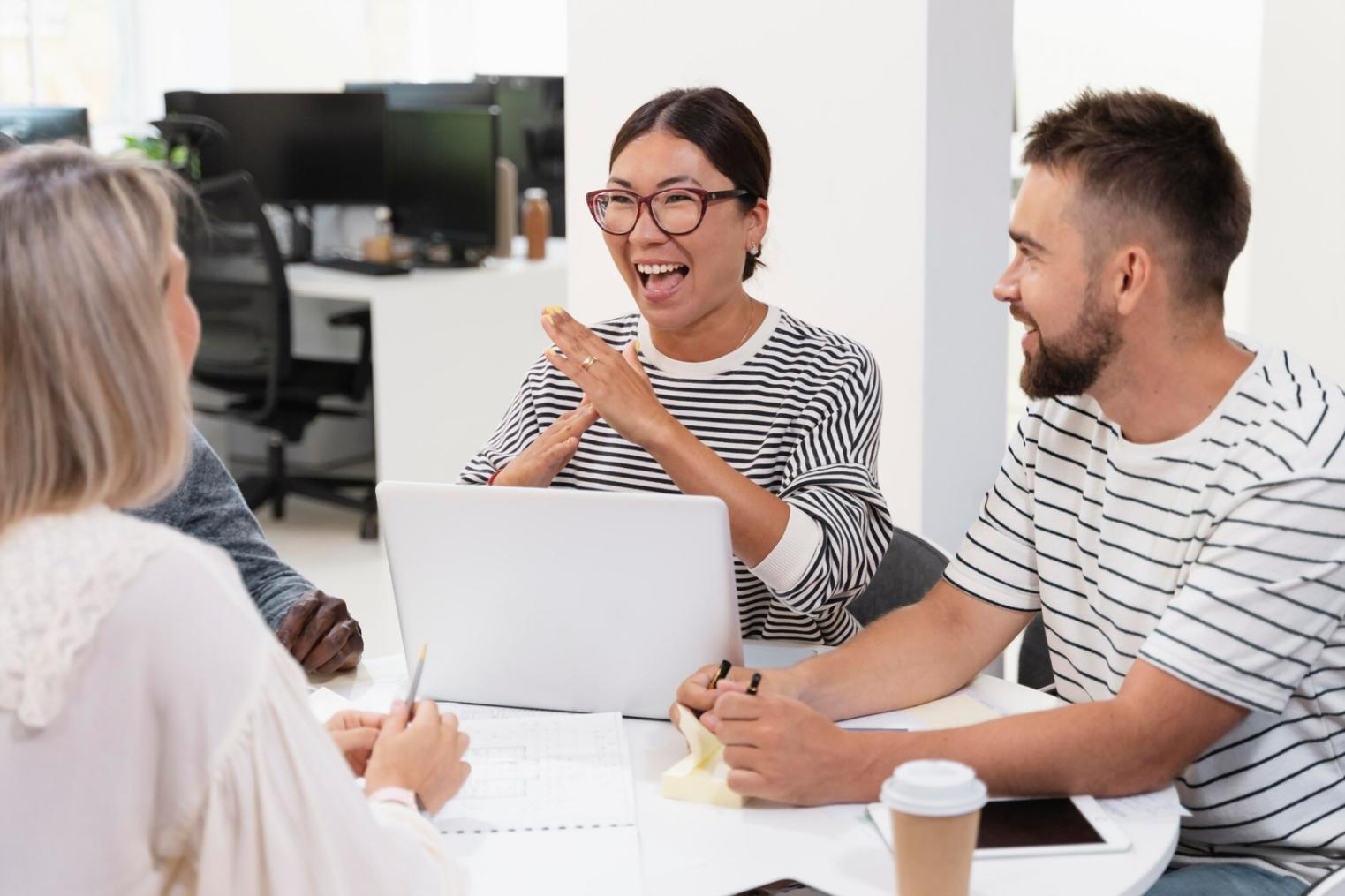 Equipo de paroliventa trabajando en análisis financiero